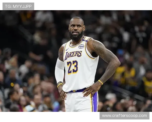 詹姆斯关键时刻三分球命中球迷欢呼声震天助力球队赢得胜利